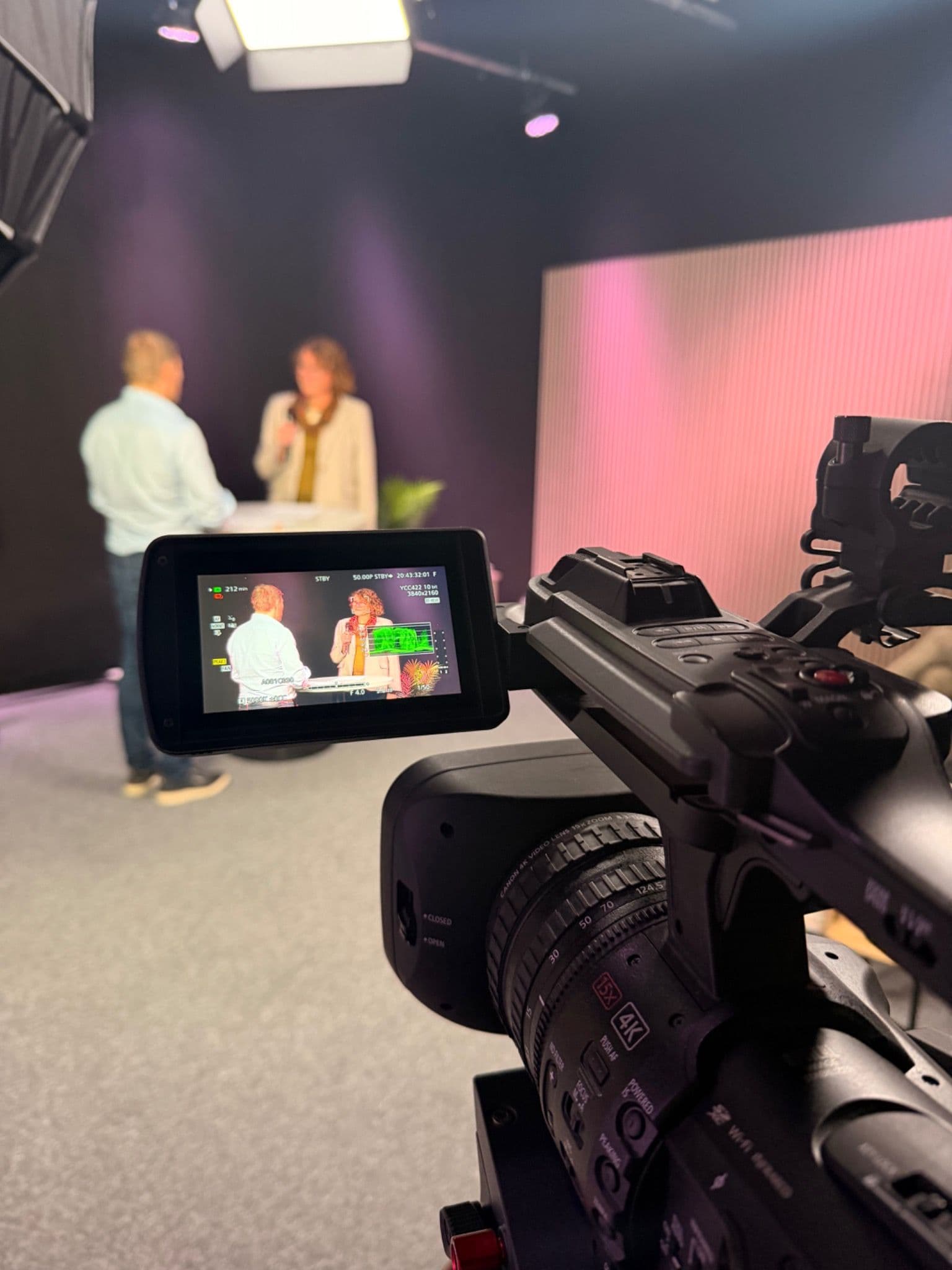 Kamera filmer et intervju mellom to personer i et studio.